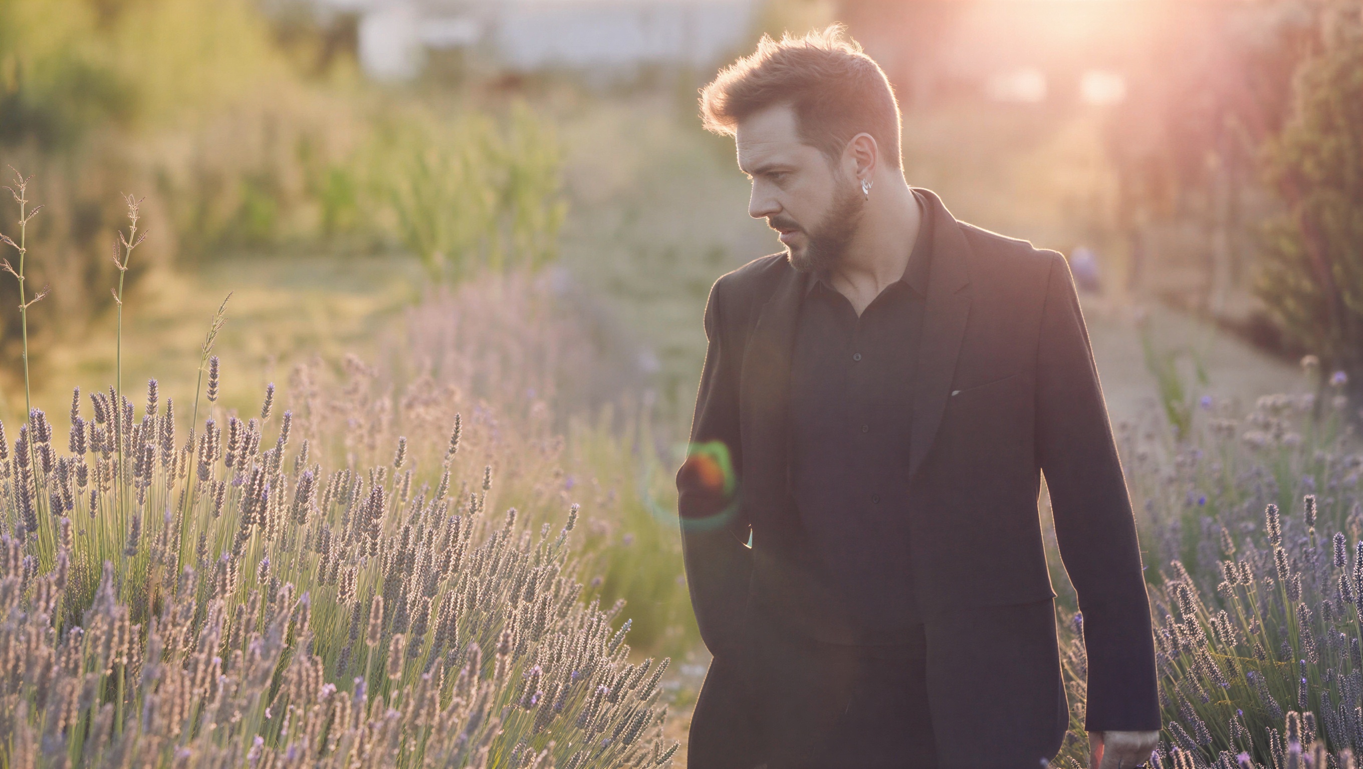 Francis Valadj num campo de lavanda ao entardecer