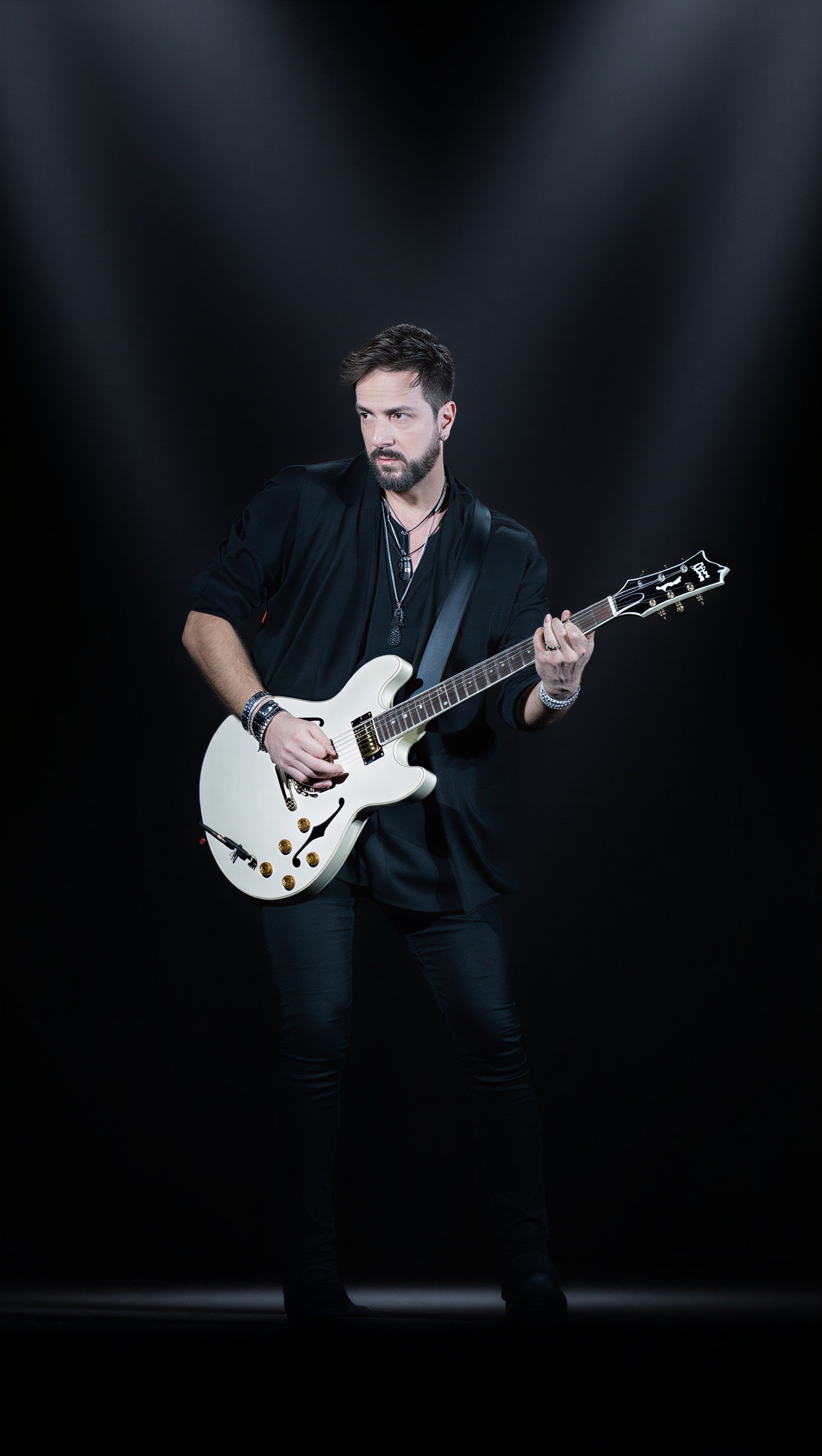 Francis Valadj com guitarra branca