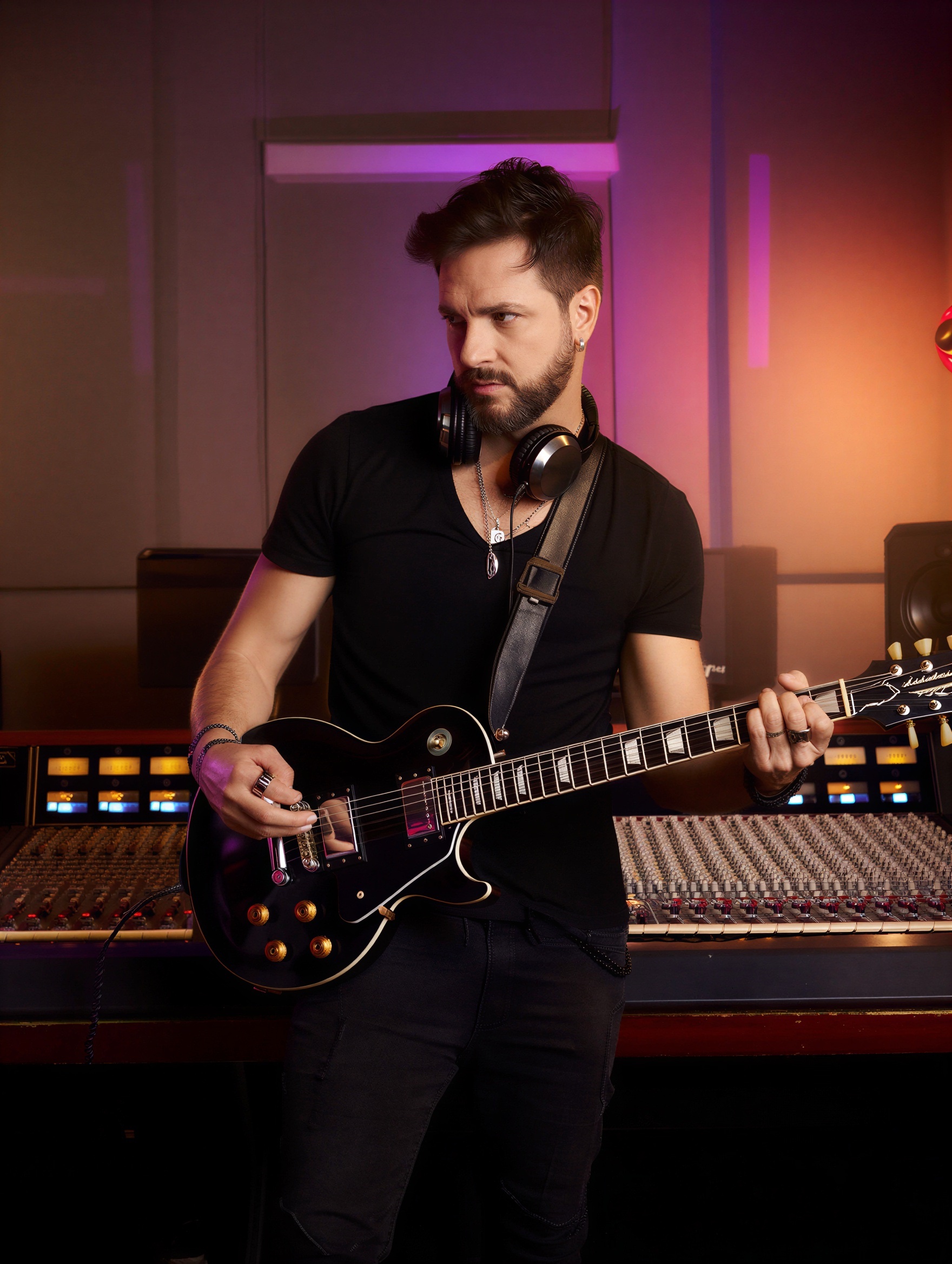 Francis Valadj com guitarra